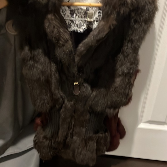 Brown real rabbit fur vest with cinched waist with sweater material. - Picture 2 of 5